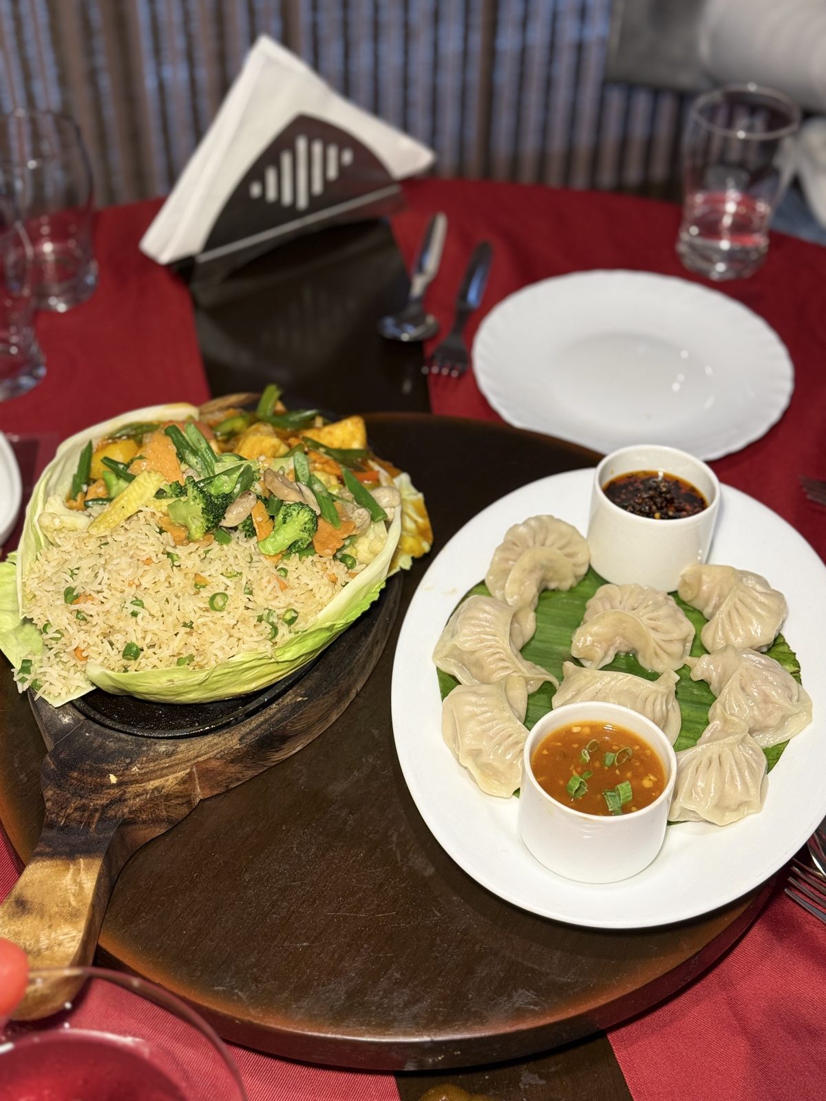 Steamed momos with dips